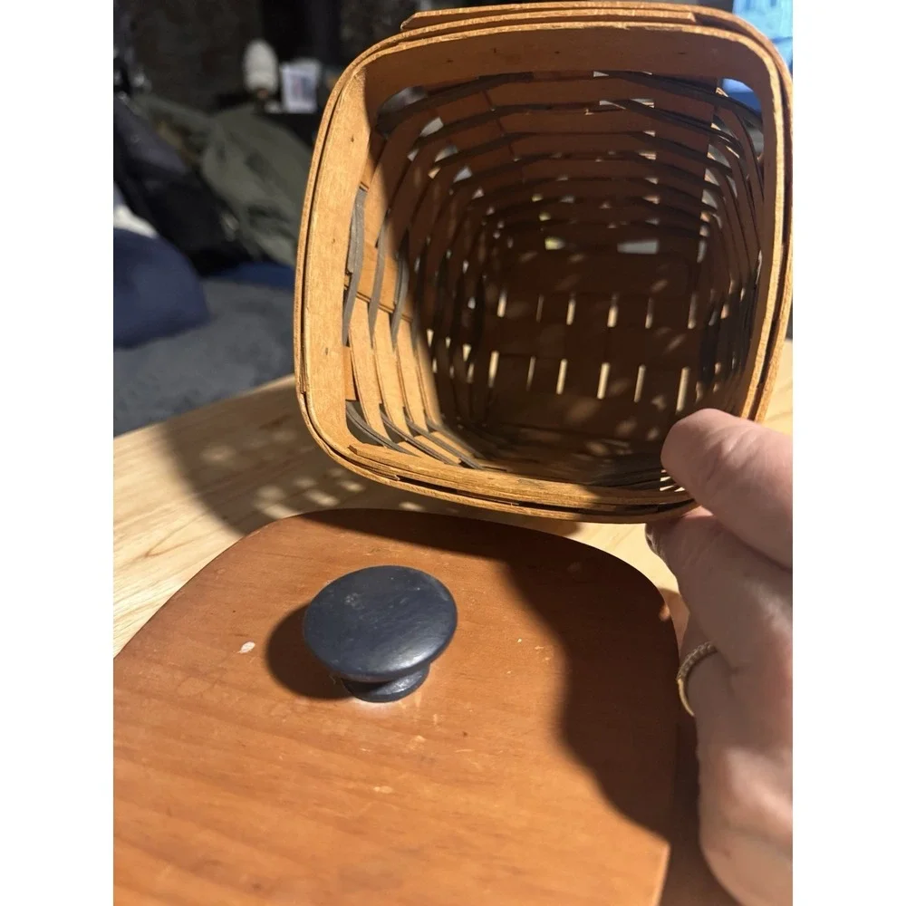 Vtg Longaberger Wood Handwoven 1999 Basket brown basket with lid Liner Marked